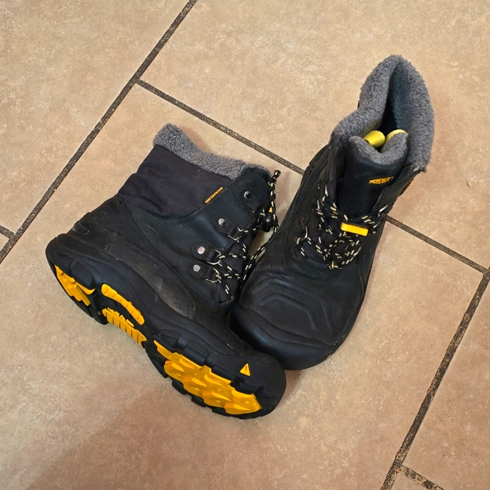 KEEN Boys winter boot